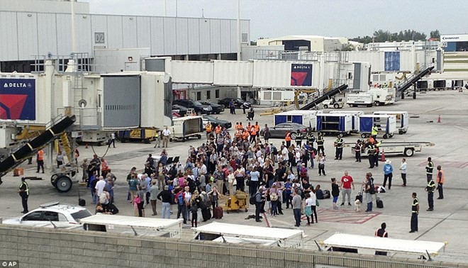 Khoảng 90 phút sau vụ xả súng, tình hình sân bay vẫn còn rất hỗn loạn. "Quang cảnh trông như bãi chiến trường", một nhân chứng nói với CNN. Sân bay Ft. Lauderdale đã bị đóng cửa. Theo Cục Hàng không Liên bang, toàn bộ chuyến bay đến đây sẽ bị hoãn hoặc chuyển hướng sang sân bay khác. Ảnh: AP.