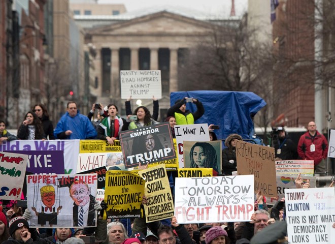 Cuộc tuần hành Women’s Marches tại thủ đô Washington, Mỹ vào ngày 21/1 đã thu hút gần 500.000 người bao gồm rất nhiều người nổi tiếng và các chính trị gia, những nhà hoạt động xã hội. Cuộc biểu tình nhằm phản đối những quyết định bị cho là phân biệt sắc tộc, giới tính và những vấn đề môi trường của Tổng thống Mỹ Donald Trump.