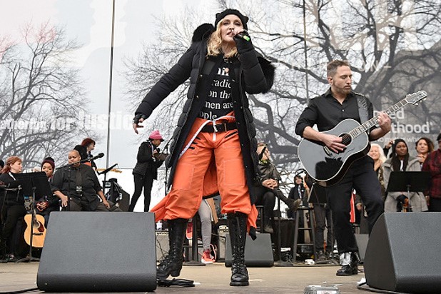 Madonna biểu diễn âm nhạc kèm bài phát biểu trước đám đông kêu gọi tẩy chay những chính sách mới của Donald Trump.