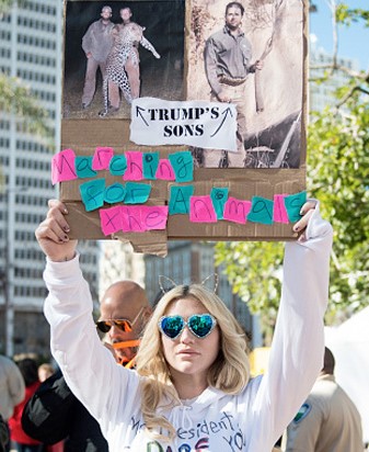 Kesha tham gia buổi tuần hành với biểu ngữ phản đối hai người con trai của Donald Trump là Donald Jr. và Eric Trump với những bằng chứng về tội săn bắt, giết hại động vật hoang dã của hai người.