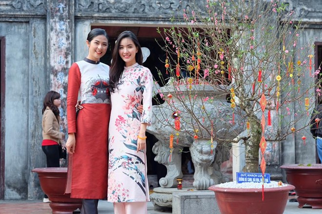 Hoa hậu Ngọc Hân và MC Mỹ Linh cùng mặc áo dài đi lễ chùa. Thiết kế cách tân ngày nay thường là tà áo ngắn kết hợp cùng quần bó. 