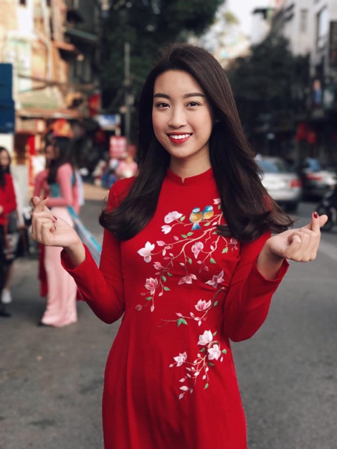 Hoa hậu Việt Nam Mỹ Linh chọn áo dài tông màu đỏ rực rỡ với mong muốn một năm may mắn. 