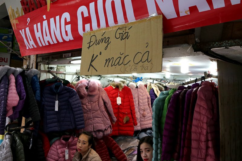 Cửa hàng thời trang trên phố Đồng Xuân không ghi rõ giá cả nhưng trưng biển cảnh báo không mặc cả.