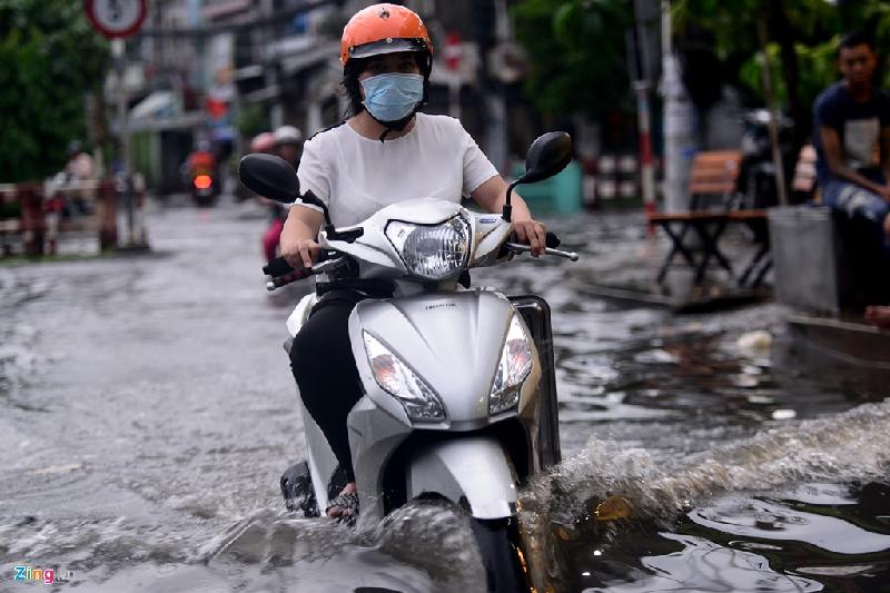 Đường Nguyễn Văn Yến, phường Bình Trị Đông, quận Bình Tân, thời điểm ngập sâu nhất gần lút bánh xe máy.