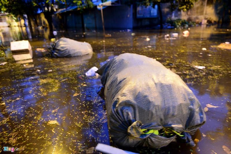 Sau mưa lớn chiều 28 Tết, đường phố Sài Gòn bồng bềnh rác