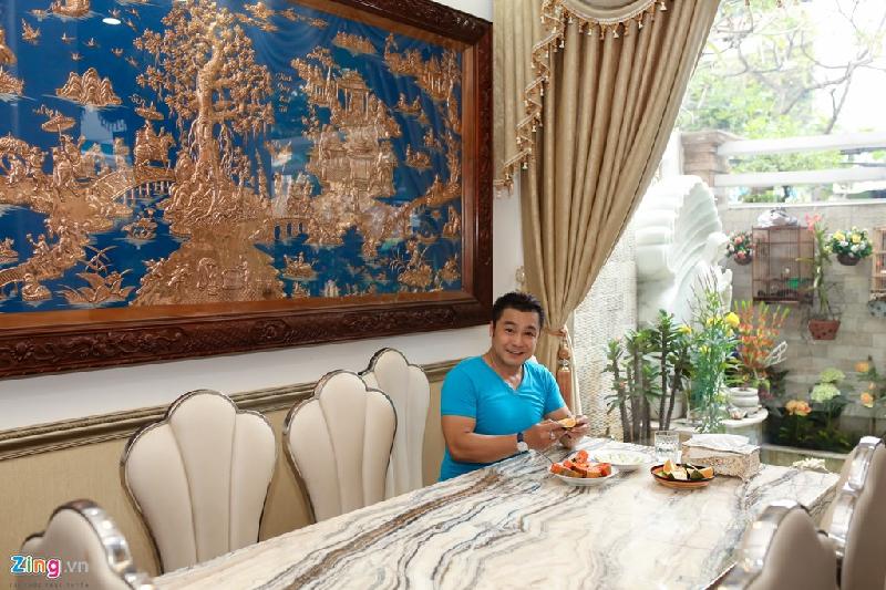 Phòng ăn được nam diễn viên đặt gần vườn cây của khu vườn. Nổi bật giữa phòng ăn là bức phù điêu vinh quy bái tổ được Lý Hùng đặt mua từ Nam Định.