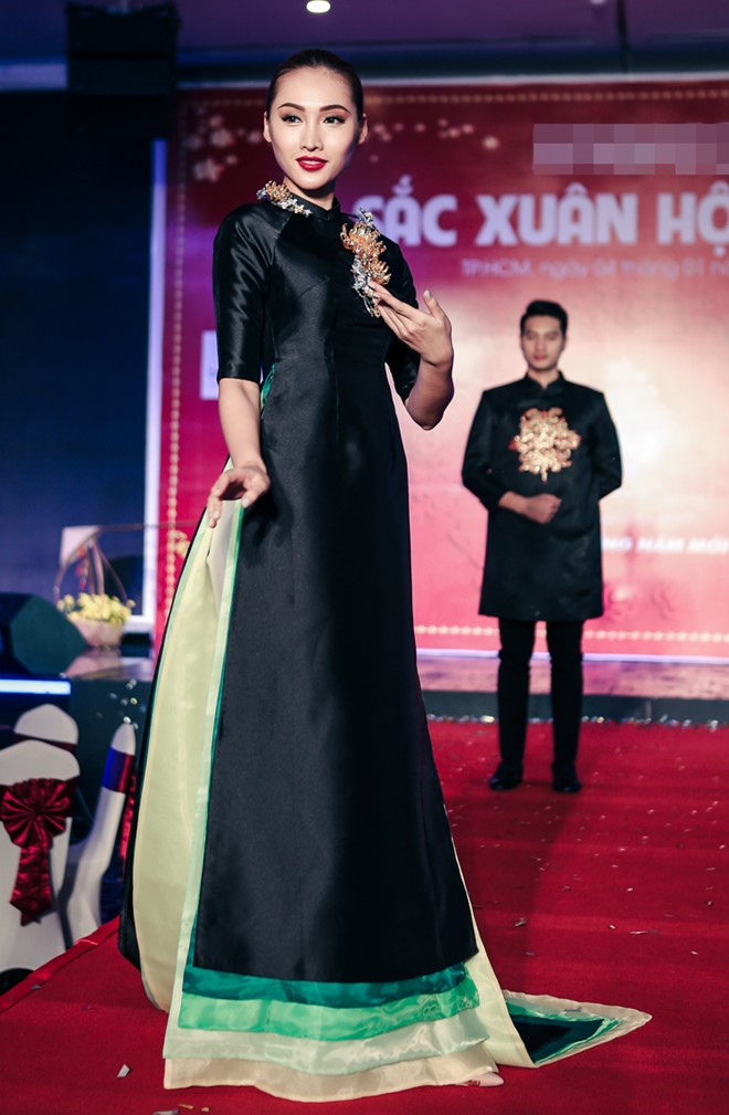 Trong ảnh, Tô Uyên Khánh Ngọc trình diễn một thiết kế áo dài xuân.