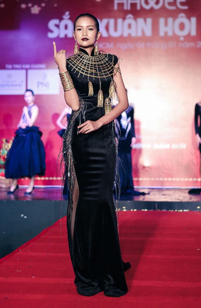 Quán quân Vietnam's Next Top Model - Ngọc Châu - diện đầm ôm vóc dáng cùng bộ hoa tai, vòng tay, vòng cổ đều được làm từ vàng.