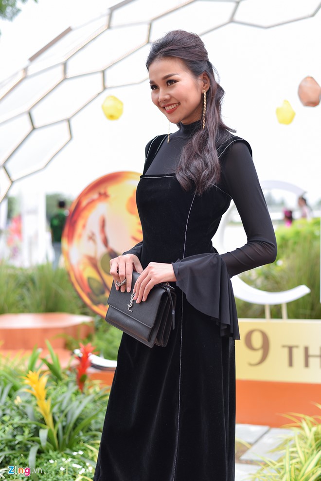 Ngày 21/1, Thanh Hằng có mặt tại sự kiện đường hoa với vẻ ngoài chỉn chu và sành điệu thường thấy. Cô chọn đầm nhung đen kết hợp túi xách cùng tông.