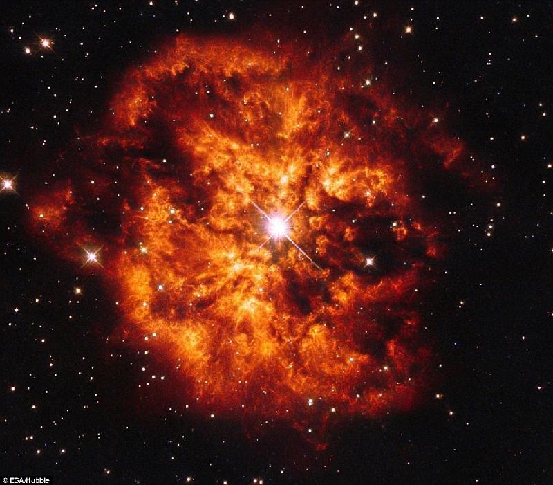 Thiên hà bùng nổ và rực sáng qua kính viễn vọng Hubble