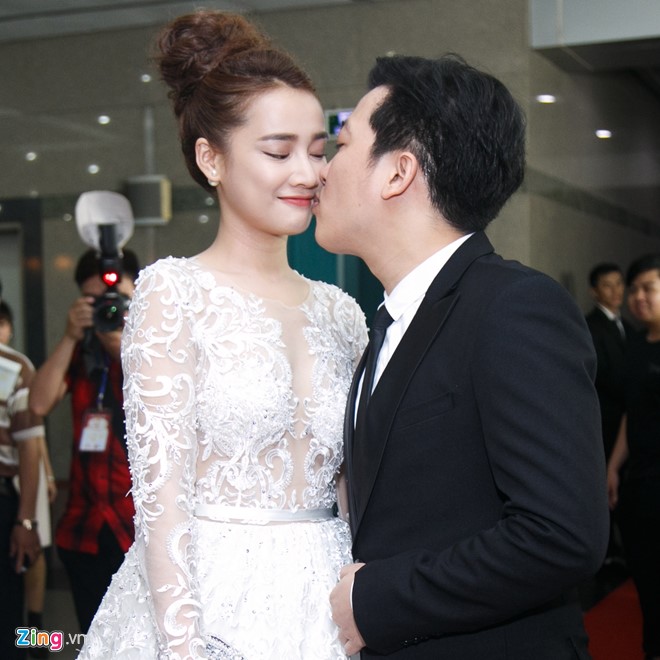 Cặp đôi hot của showbiz Việt còn khiến nhiều fan thích thú khi trao nhau nụ hôn trước ống kính máy ảnh. Trong lễ trao giải năm nay, cả hai đều nhận rất nhiều đề cử.