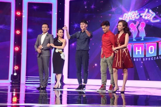 Mở đầu chương trình là sự xuất hiện của biên đạo múa John Huy Trần, nghệ sĩ hài Thu Trang và ca sĩ Cẩm Ly. Ba nghệ sĩ ngơ ngác vì không thấy sự có mặt của danh hài Trấn Thành, hóa ra A Xìn đang ngồi dưới hàng ghế khán giả.
