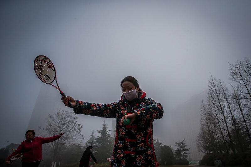 Trước thềm năm mới 2017, ngày 29/12/2016, bộ Bảo vệ Môi trường Trung Quốc cảnh báo miền bắc nước này sẽ phải đối mặt với tình trạng khói mù mỗi lúc một dày trong dịp Tết dương lịch. Trong ảnh, người dân thành phố Hợp Phì (tỉnh An Huy) tập thể dục trong làn khói bụi ngày 3/1. Ảnh: Reuters.
