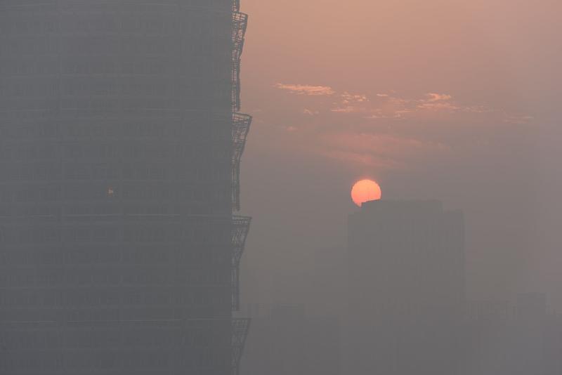 Nhà chức trách Trung Quốc ngày 3/1 công bố báo động đỏ cho tình trạng sương mù ở các tỉnh thành miền bắc nước này và cảnh báo sương mù có thể làm tầm nhìn bị thấp xuống còn 50 m. Đây là báo động đỏ về sương mù đầu tiên Trung Quốc ban hành. Từ xưa đến nay, nước này chỉ thường báo động về tình trạng khói mù do ô nhiễm không khí. Trong ảnh, thành phố Trịnh Châu (tỉnh Hà Nam) chìm trong khói mù chiều 2/1. Ảnh: Reuters.