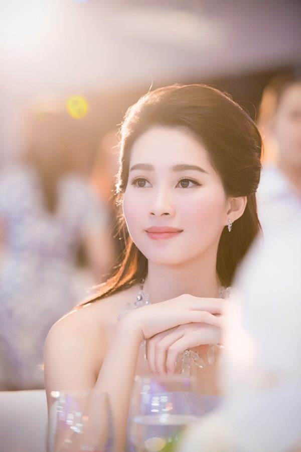 Vẻ đẹp thánh thiện của cựu Hoa hậu Việt Nam khiến bao người ngẩn ngơ. 