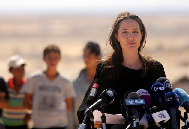 Đặc phái viên Cao ủy Liên Hợp Quốc Angelina Jolie phản bác chính sách mới. Ảnh: 