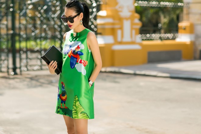 Bắt nhịp xu hướng thời trang đang hot, biên tập viên - fashionista Thanh Trúc diện váy hoạ tiết con gà tông xanh lá cây nổi bật.