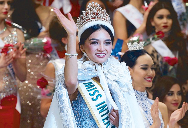Hoa hậu Quốc tế 2016 - Kylie Verzosa   Cũng giống như Hoa hậu Thế giới Stephanie Del Valle, người đẹp Philippines - Kylie Verzosa không được lòng số đông khán giả khi lên ngôi Hoa hậu Quốc tế 2016. Chưa bàn đến học vấn và kỹ năng, điều mà khiến khán giả không mấy hài lòng ở Kylie là nhan sắc chỉ ở mức 