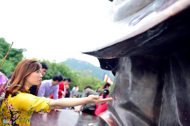 Phía trước bức tượng, có ba lỗ để nước thoát xuống phía dưới. Nhiều du khách cho rằng đó là nước lộc và dùng tay để hứng từng giọt.