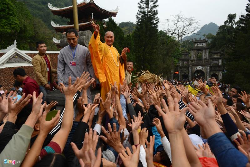 Ngay sau khi kết thúc lễ khai hội, thầy Trụ phát tặng lộc cho phật tử và du khách có mặt tại sân chùa.