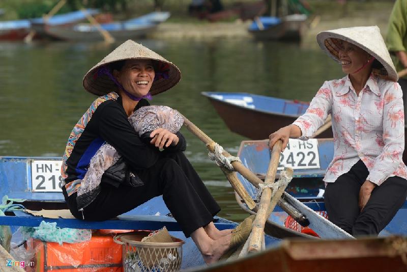 Các chị em lái đò ngồi thảnh thơi nghỉ trên thuyền tại bến Trò trong khi chờ khách lên chùa làm lễ.