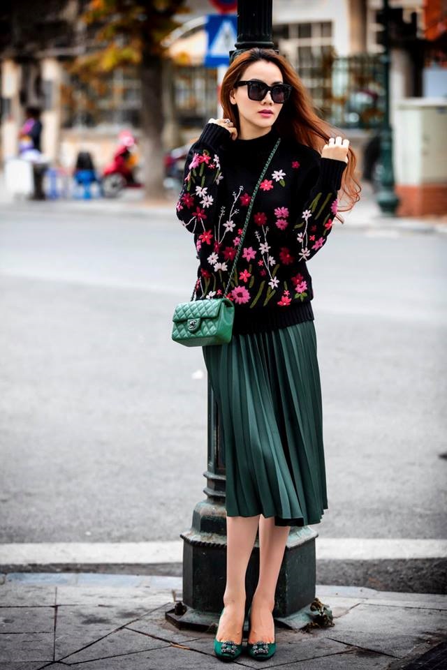 Trang Nhung xuống phố đầy ấn tượng với bộ cánh váy xếp ly mix kèm áo len thêu lạ mắt.