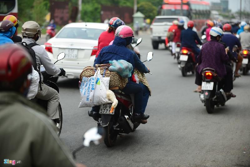 Trong số này có nhiều người đi xe máy và chở quà quê lên thành phố.
