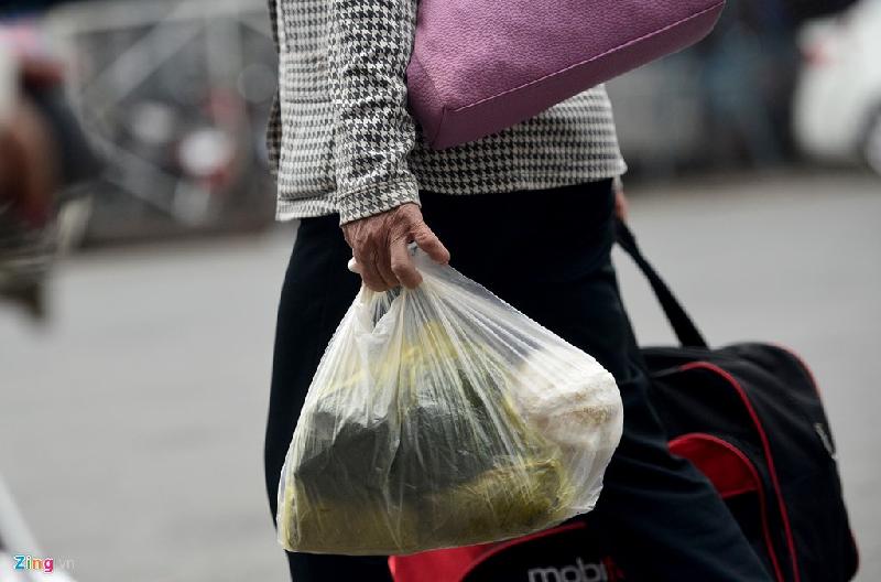 Những túi đựng bánh chưng, bánh tét đặc trưng ngày Tết được gửi gắm về Sài Gòn.