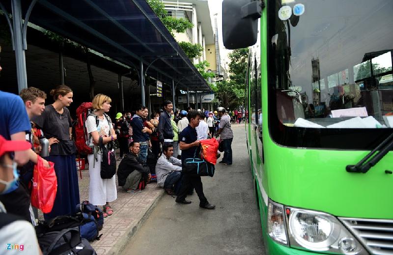 Lượng khách đổ về bến xe khá đông trong cuối chiều, nhiều người chọn xe buýt để về các quận, đứng chờ hàng dài suốt dọc bến.