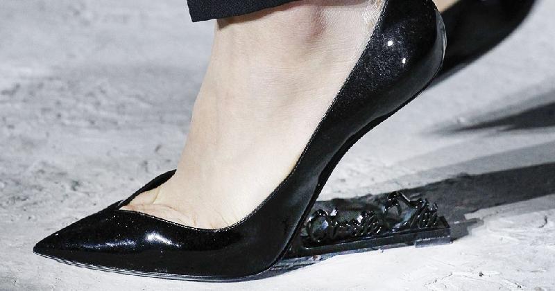 Ngoài ra, đôi giày không gót của Saint Laurent cũng trở thành đề tài bàn tán của cộng đồng mạng. Tạp chí 