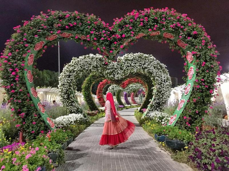 9. Công viên Dubai Miracle Garden, Dubai, các Tiểu Vương quốc Ả Rập Thống nhất: Đường hầm hoa thiết kế hình trái tim - biểu trưng cho con đường tình yêu - thuộc công viên Dubai Miracle Garden là nơi lý tưởng để bạn có những tấm ảnh “sống ảo” hấp dẫn. Ngoài ra, bạn không nên bỏ lỡ những cảnh sắc khác của công viên rộng 72,000 m2, tập trung hơn 109 triệu cây hoa, là vườn hoa tự nhiên lớn nhất thế giới. Ảnh: Prensesvecuceler Instagram.