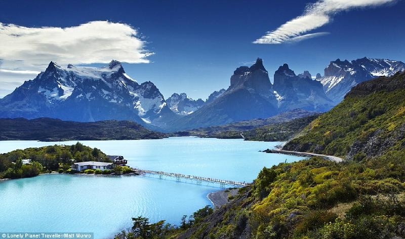 Dã ngoại qua Patagonia (Chile): Cảnh quan tại đây bao gồm cả thảo nguyên, rừng, sa mạc, nhưng khung cảnh hùng vĩ nhất là đỉnh núi Cuernos del Paine cao chót vót bên hồ băng xanh Pehoe. Ngoài ra, nơi này còn có công viên quốc gia Torres del Paine - một trong những công viên dễ khám phá nhất Nam Mỹ.