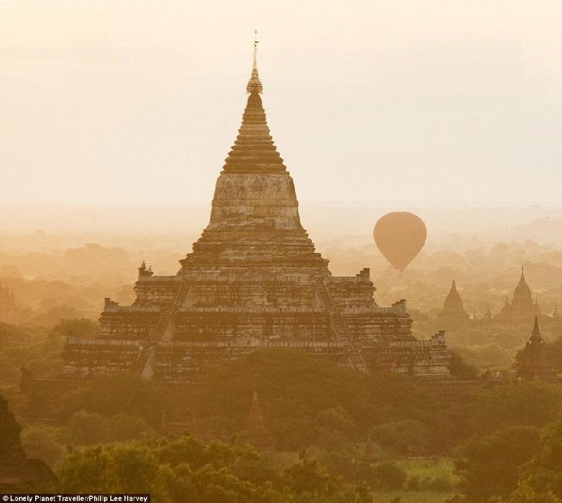 Chiêm ngưỡng Bagan (Myanmar) trên khinh khí cầu: Bagan từng là trung tâm của Myanmar hiện đại, cầu nối với Sri Lanka, Ấn Độ, Thái Lan và Trung Quốc, nhưng giờ đây chỉ một phần nhỏ thành phố ban đầu còn sót lại. Khách tham quan có cơ hội ngồi trên khinh khí cầu và chiêm ngưỡng toàn cảnh thành phố cổ.