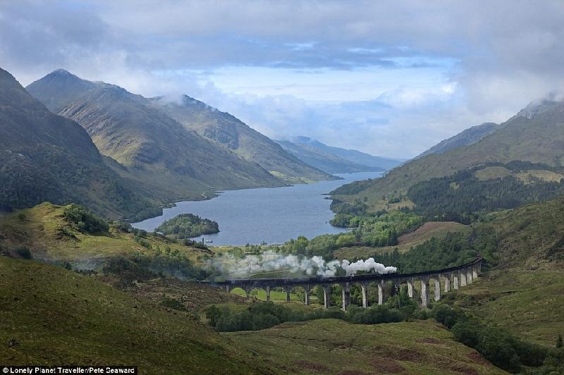 Đi chuyến tàu tới trường phù thủy Hogwarts (Anh): West Highland là tuyến đường sắt đẹp nhất nước Anh. 42 dặm cuối hành trình chạy bằng xe lửa đầu máy hơi nước có tên The Jacobite và trở nên đắt khách sau loạt phim "Harry Potter". Vượt qua Cầu cạn Glenfinnan, du khách sẽ nhìn thấy hồ Loch Shiel, trước khi tàu leo qua rừng cây tần bì.
