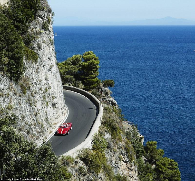 Lái xe cổ dọc bờ biển Amalfi (Italy): Rất nhiều xe cổ cho thuê ở thị trấn Sorrento. Khi lái xe dọc bờ biển, bên cạnh bạn là vách đá cheo leo, bên dưới là biển Tyrrhenian xanh thẳm. Lái xe chậm là cách tốt nhất để tận hưởng và ghi nhớ lại khung cảnh tuyệt vời này.