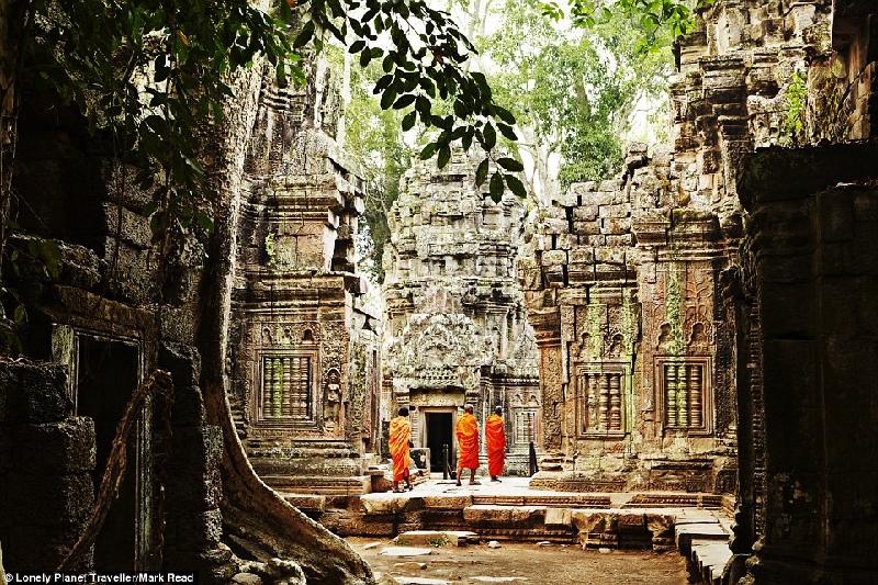 Khám phá quần thể Angkor (Campuchia): 1.000 năm trước, Angkor từng là nhà của gần một triệu người, rộng lớn hơn bất cứ thành phố nào trước Thời đại Công nghiệp. Angkor Wat là địa điểm nổi tiếng nhất, là kiến trúc tôn giáo lớn nhất thế giới, đại diện cho người Hindu. Ngoài ra quần thể còn có những ngôi đền nổi tiếng khác như Bayon và Ta Prohm.