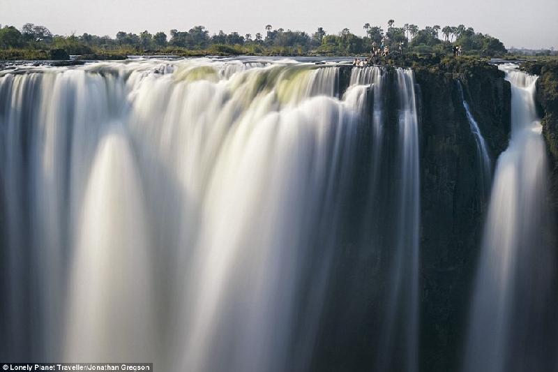 Ngâm mình trong hồ bơi Devil’s Pool (Zimbabwe): Thác Victoria nằm tại biên giới Zambia và Zimbabwe. Sông Zambezi đổ xuống từ độ cao 100 m, va chạm mạnh với mặt nước, tạo ra một màn sương. Một số du khách dũng cảm ngâm mình trong những bể bơi bên vách thác, chẳng hạn như Devil’s Pool. Từ đây có thể nhìn xuống hẻm núi sâu hun hút, phủ đầy mây và cầu vồng.
