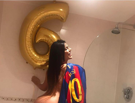 Hoa hậu vòng 3 mừng Barca ngược dòng trong nhà tắm