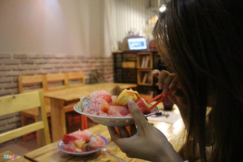 "Con đường trái cây đĩa" Nguyễn Cảnh Chân (quận 1) là điểm hẹn yêu thích của nhiều thế hệ người Sài Gòn. Món ăn này tại đây khoảng 7-8 loại trái cây theo mùa. Cùng nguyên liệu, nhưng yếu tố "ăn điểm" của mỗi hàng là những miếng rau câu nhiều màu sắc hay vị thơm, béo của mứt dừa non.
