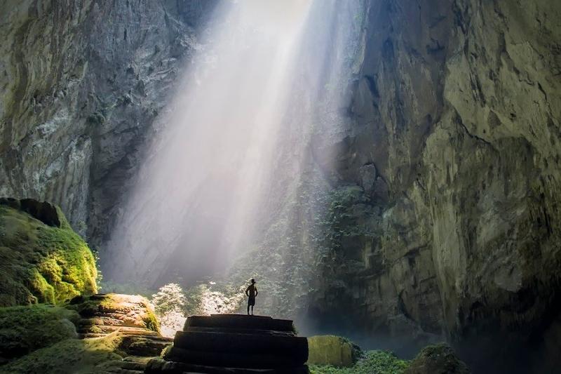 Thiên nhiên đã kiến tạo ra những hệ thống hang động hùng vĩ ở Quảng Bình, nổi tiếng nhất là vườn quốc gia Phong Nha - Kẻ Bàng với địa hình đá vôi, hàng trăm hang động, sông ngầm và hệ thống thực vật quý hiếm, thu hút nhiều nhà thám hiểm khắp thế giới đến khám phá. Một số danh thắng khác tại Quảng Bình được chọn làm bối cảnh chính cho Kong: Skull Island như thung lũng Chà Nòi, hang Chuột... Trong ảnh là hang Sơn Đoòng, được coi là hang động tự nhiên lớn nhất thế giới. Ảnh: GMA.