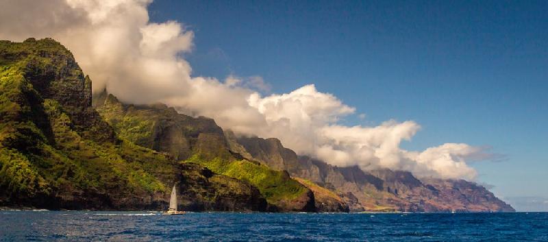 “Nā Pali” có nghĩa là “những vách đá cao”. Dãy vách đá sừng sững nơi đây cao 1.200 m so với mặt biển Thái Bình Dương. Bạn không thể đến công viên này bằng xe đường bộ, nhưng có thể thưởng thức cảnh sắc hùng vĩ bằng cách đi bộ leo núi, ngắm cảnh từ trực thăng, hoặc đi thuyền kayak từ biển. Ảnh: 