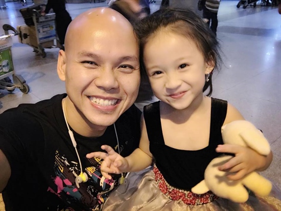Ca sĩ Phan Đinh Tùng vui mừng khi được con gái xinh xắn ra đón tại sân bay sau khi trở về từ Singapore.