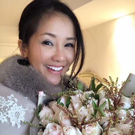 Diva Hồng Nhung vui vẻ khi nhận được rất nhiều hoa, quà và những lời chúc tốt đẹp trong ngày sinh nhật của mình.