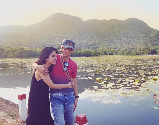 Vợ chồng Văn Anh – Tú Vi chụp ảnh tình cảm bên nhau tại Bạc Liêu khiến các fan ngưỡng mộ.