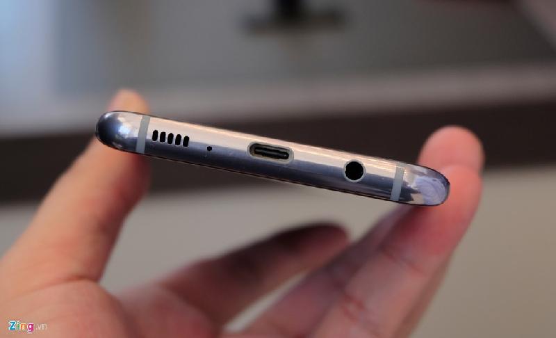 Samsung không bỏ giắc cắm tai nghe 3,5 mm. Chúng vẫn tồn tại trên S8 và được bố trí bên dưới, cạnh đó là cổng USB-C, mic và loa ngoài. 