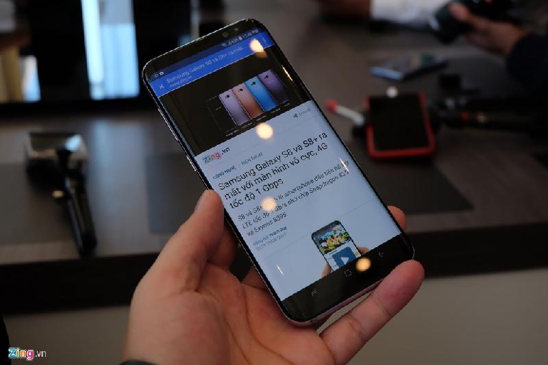 Với màn hình 5,8 và 6,2 inch, cùng độ phân giải 1.440 x 2.960 pixel, S8 cho nhiều không gian hơn để hiển thị. Thực tế sử dụng cho thấy Samsung khá linh hoạt trong việc thay đổi, ẩn hiện thanh điều khiển, thông báo nhằm mang tới không gian lớn nhất cho nội dung chính trên màn hình. 
