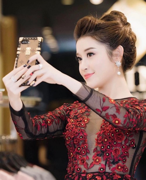 Cựu á hậu Việt Nam không chỉ được biết đến nhờ nhan sắc mà còn nổi tiếng với gu xài hàng hiệu. Cô có bộ sưu tập trang sức kim cương. Trong nhiều sự kiện tham dự, người đẹp thường gây chú ý với set phụ kiện đắt tiền.