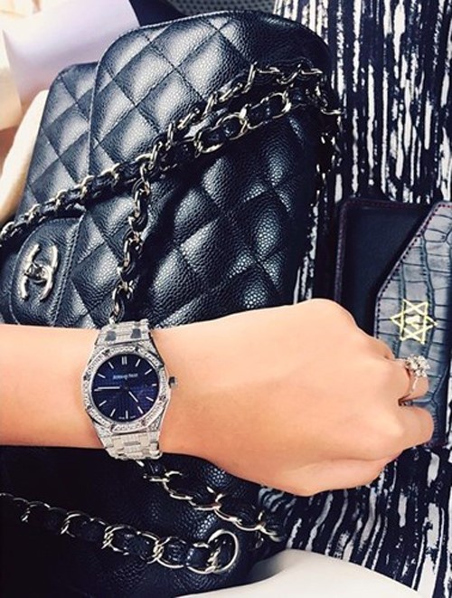 Cô từng khoe khéo túi Chanel sang trọng cùng đồng hồ Royal Oak. Chiếc đồng hồ này được bán trên thị trường với giá thấp nhất là 300 triệu đồng, tùy thuộc vào số viên kim cương gắn trên mặt.