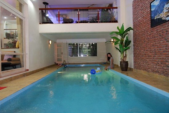 Trong nhà là nội thất trang nhã, có bể bơi trải dài.