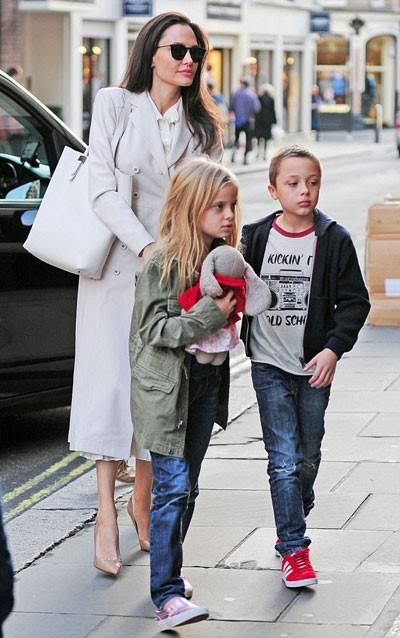 Ngày 13/3, ngay khi vừa trở về từ Campuchia, minh tinh Angelina Jolie đã đưa các con dạo đường phố London (Anh) và ghé vào một hiệu sách nổi tiếng tại đây.  